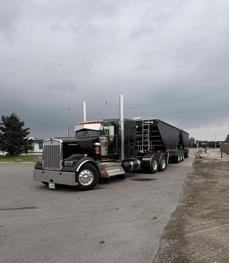 Used 2025 Kenworth W900 Sleeper Semi Truck 565 HP Cummins