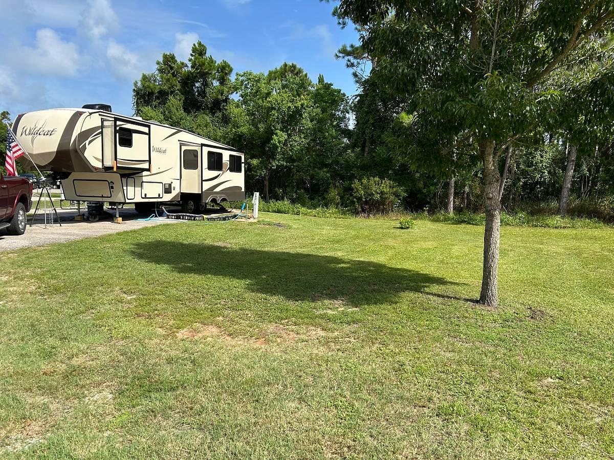Used 2017 Forest River Wildcat 29RLX Fifth Wheel