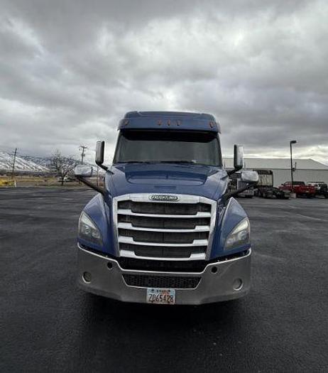 Used 2019 Freightliner CASCADIA 126