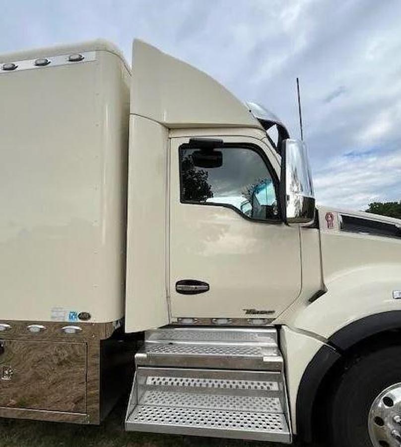 Used 2021 Kenworth T880