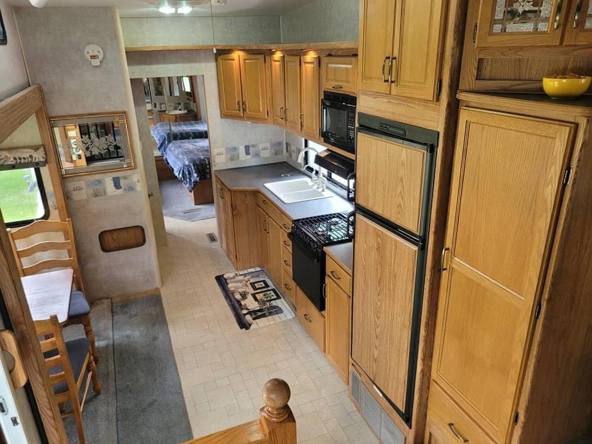 Used 2005 Wilderness Fleetwood Advantage 365FLTS Fifth Wheel