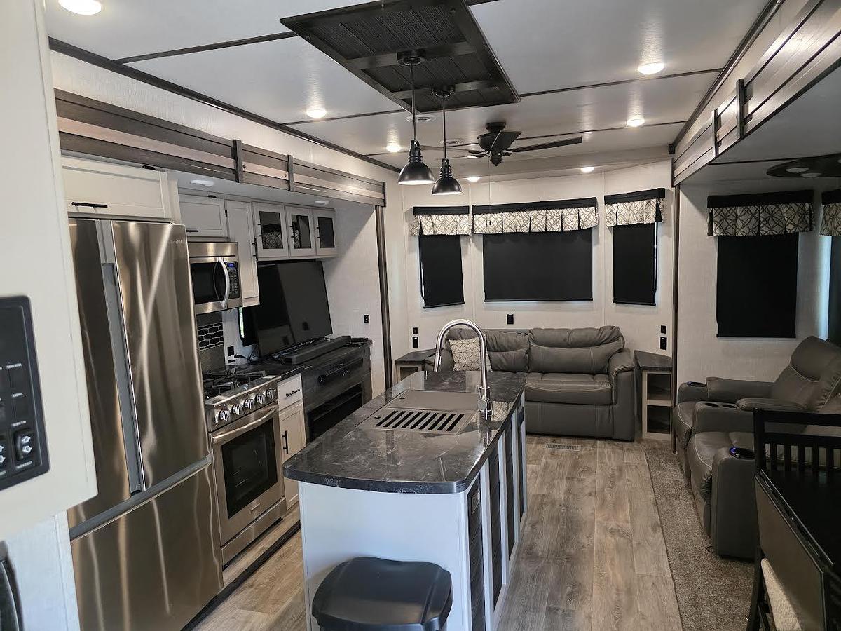 Used 2021 CrossRoads Hampton Destination 372FDB Park Model