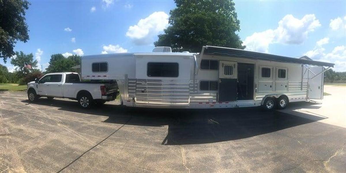 Used 2020 4 Star 3 Horse w/ Living Quarters