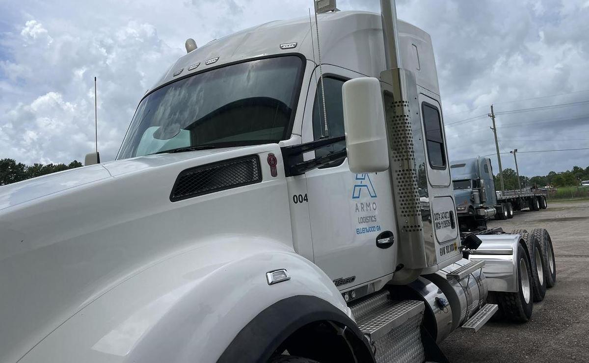 Used 2015 Kenworth T880 Sleeper Semi Truck