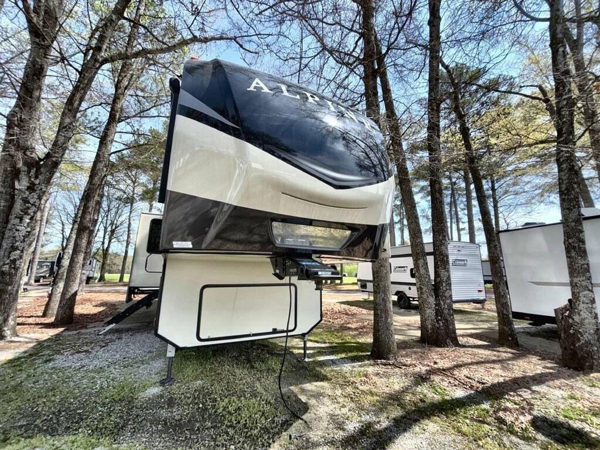 Used 2021 Keystone Alpine 3850RD