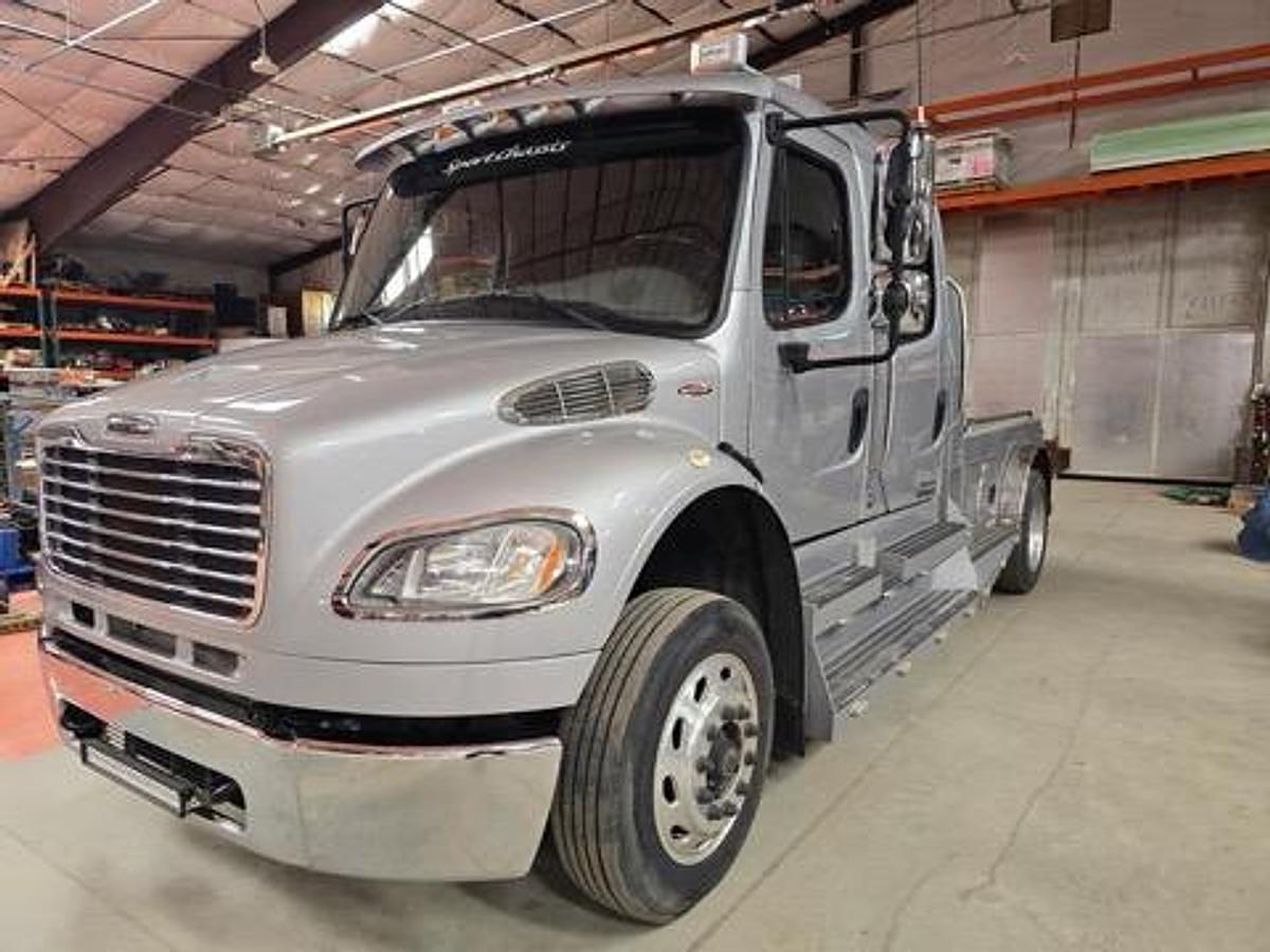 Used 2014 Freightliner Sport Chassis w/ 40' TPD Gooseneck Stacker