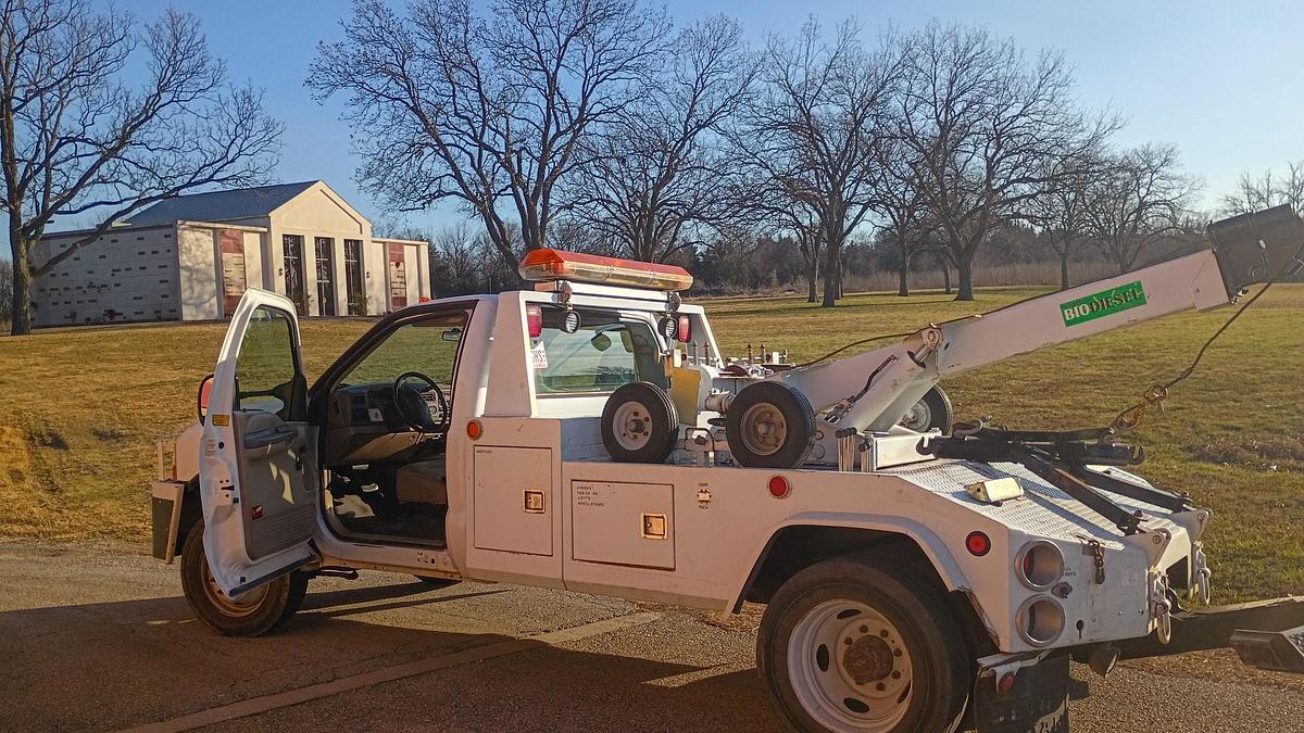 Used 2002 Ford F450 Recover Truck with Boom