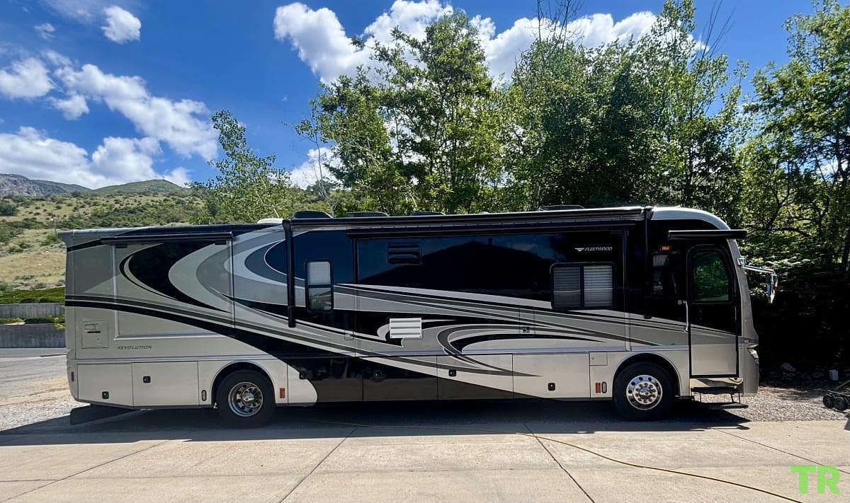 Used 2008 Fleetwood Revolution LE 40R
