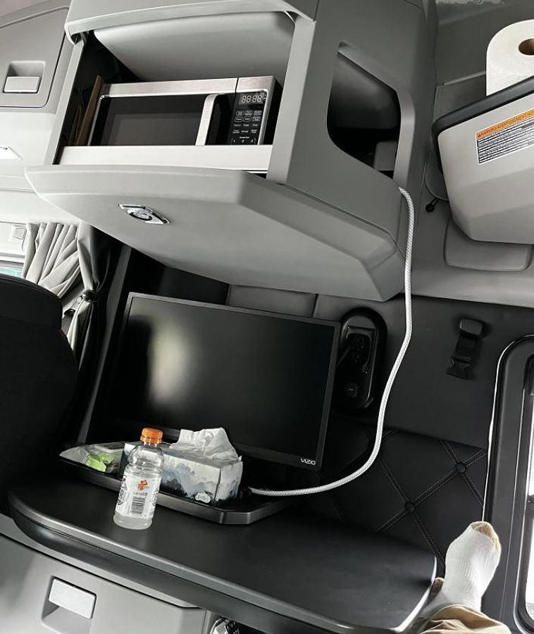 Used 2022 Kenworth T680 and 2023 Stoughton 53x102 Dry Van Trailer