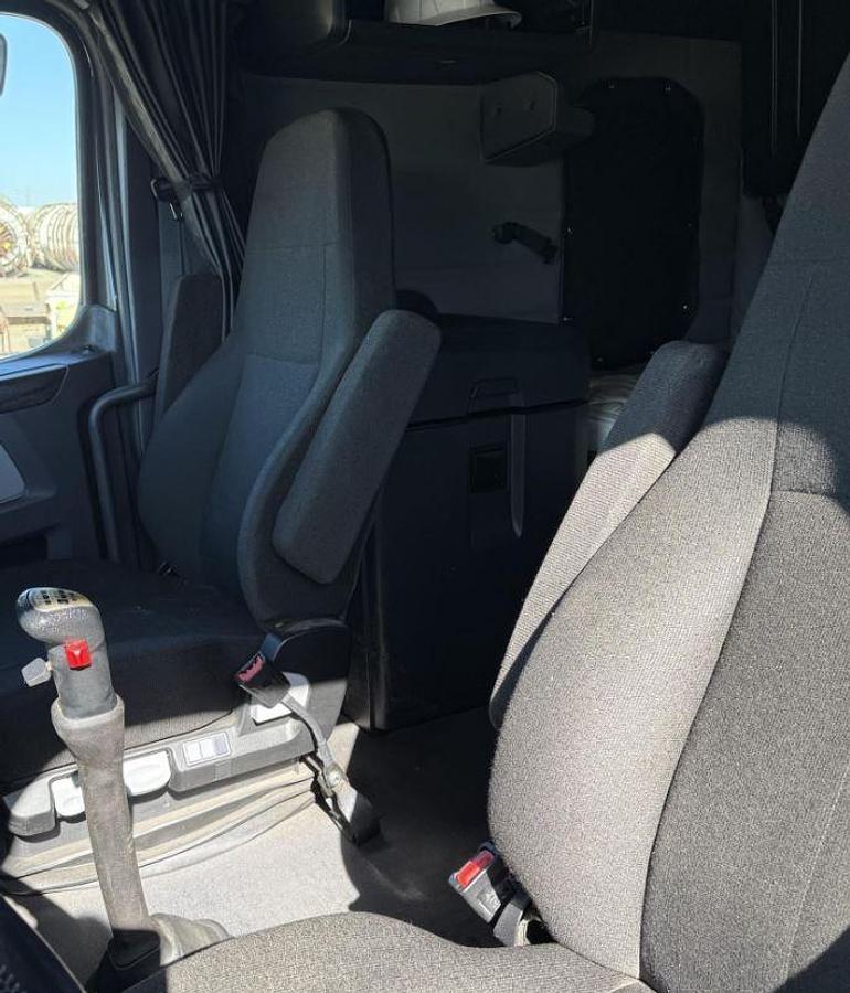 Used 2024 Freightliner Cascadia 125