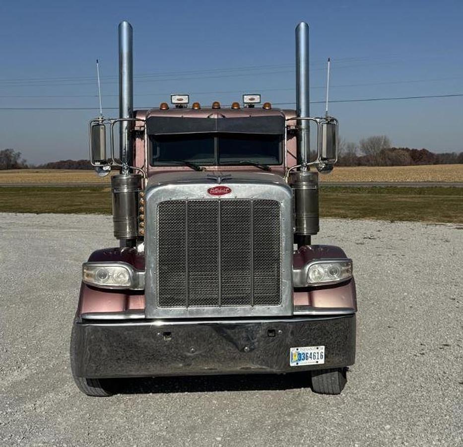 Used 2013 Peterbilt 389 Sleeper Semi Truck