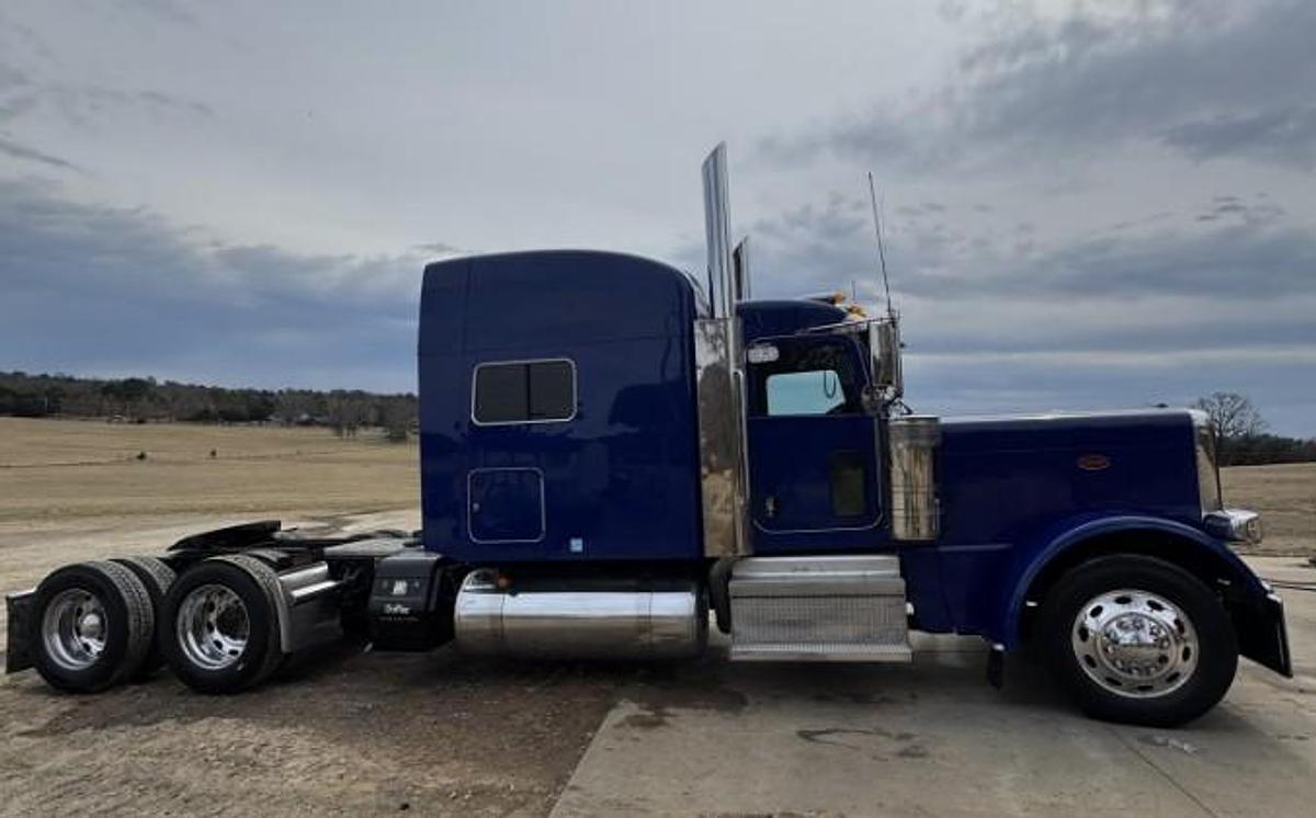 Used 2023 Peterbuilt 389 Sleeper Semi Truck