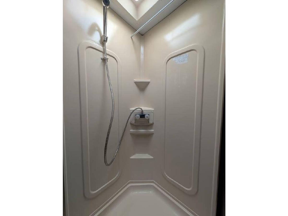 Used 2006 Fourwinds Hurricane 33H