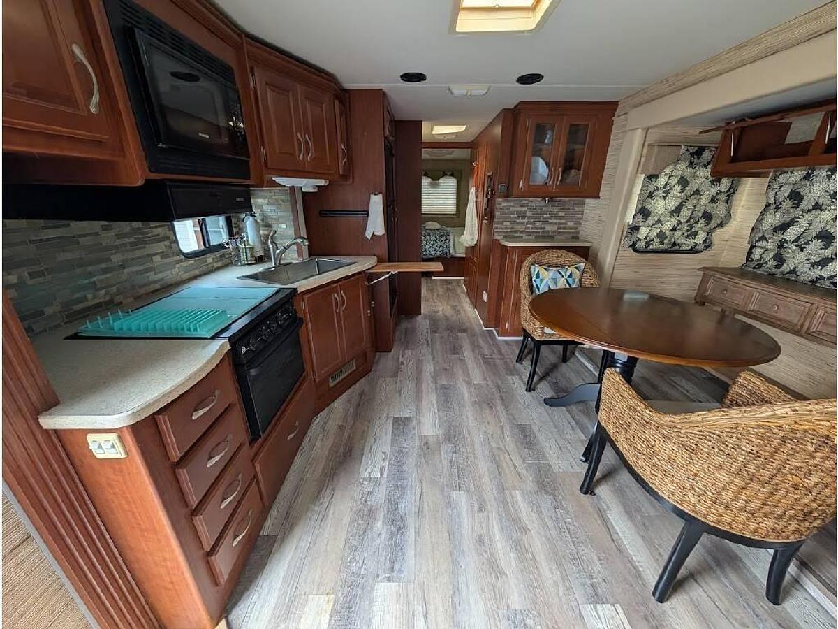 Used 2006 Fourwinds Hurricane 33H