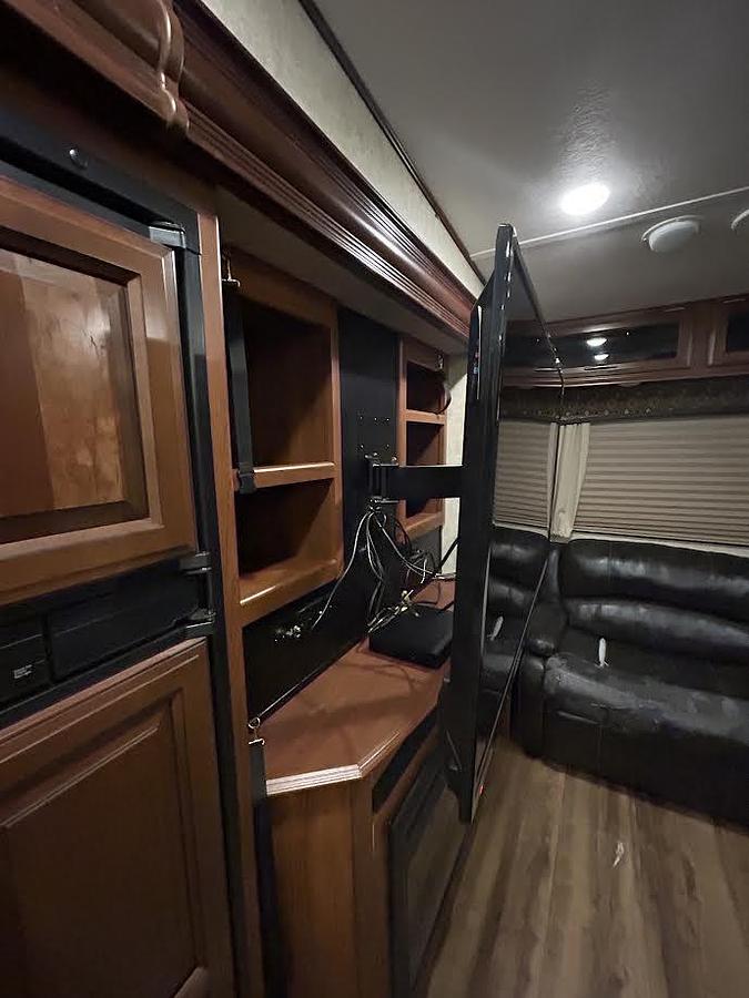 Used 2017 Forest River Wildcat 29RLX Fifth Wheel