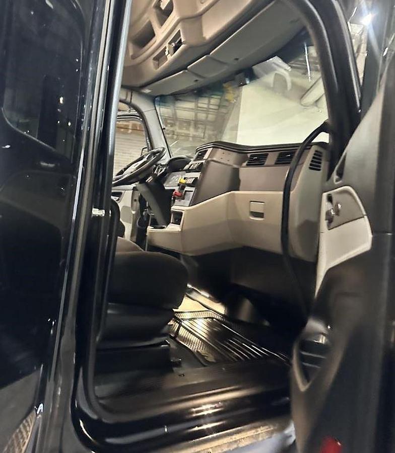 Used 2023 PETERBILT 579