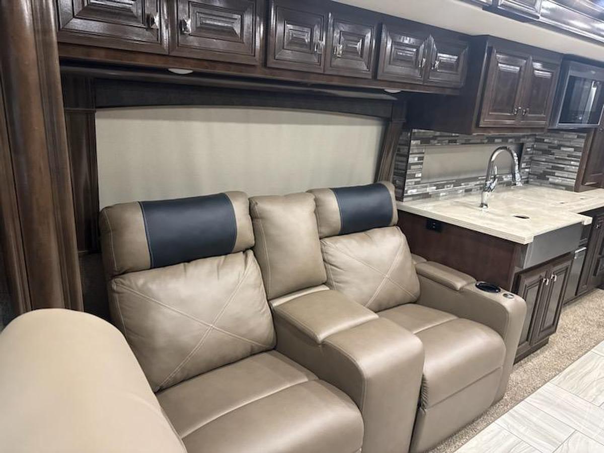 Used 2022 Fleetwood Discovery LXE 44H