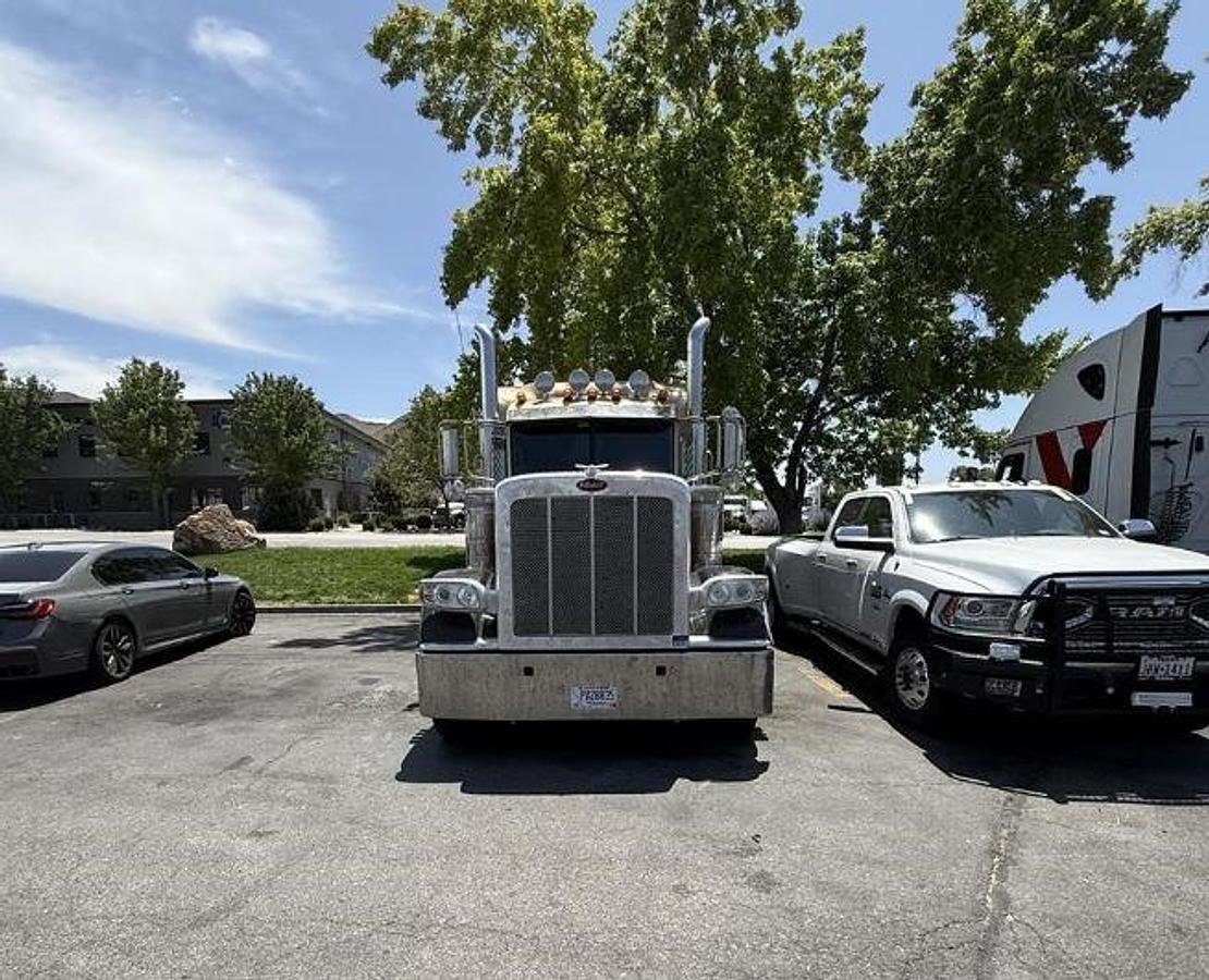 Used 2012 Peterbilt 389 Conventional Sleeper Cab