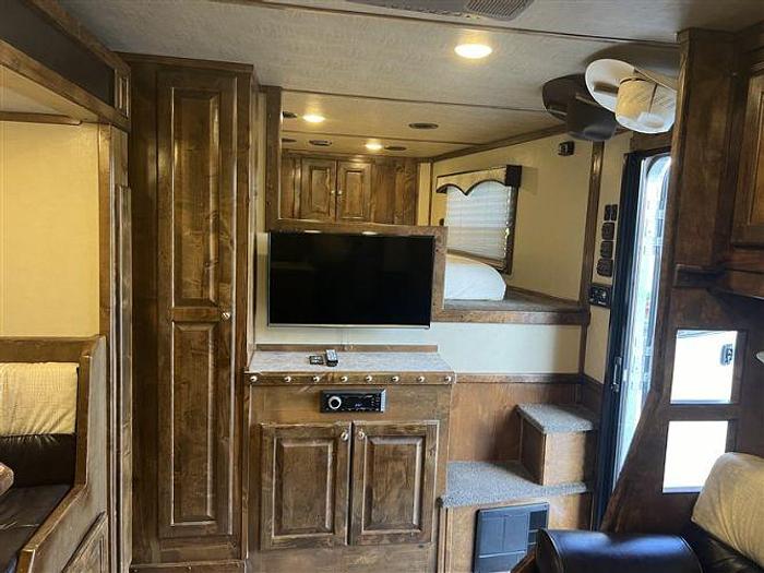 Used 2020 Twister 4 Horse with Outlaw Interior