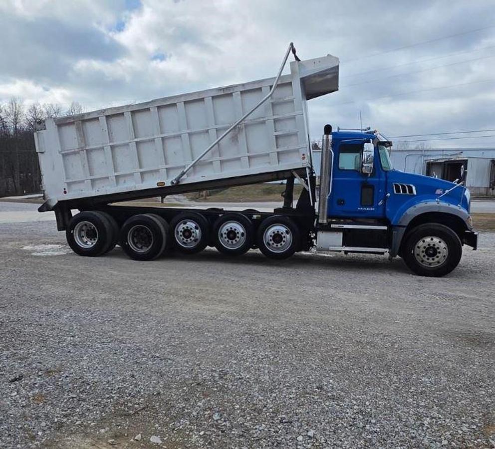 Used 2017 Mack Granite GU713