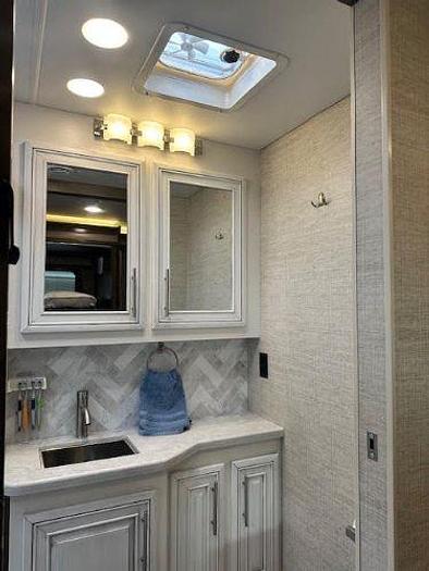 Used 2023 Jayco Seneca 37L.