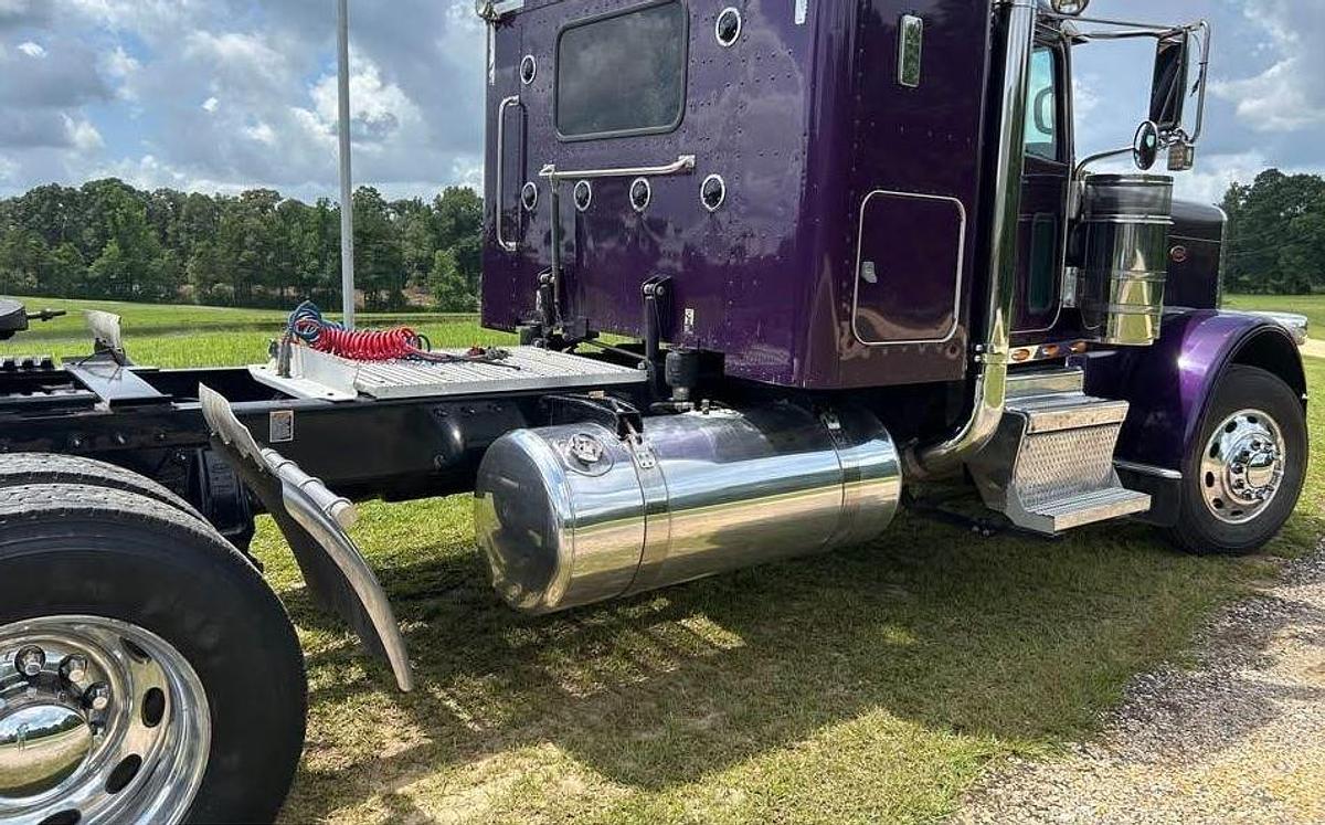 Used 2019 Peterbilt 389 Conventional Sleeper Cab