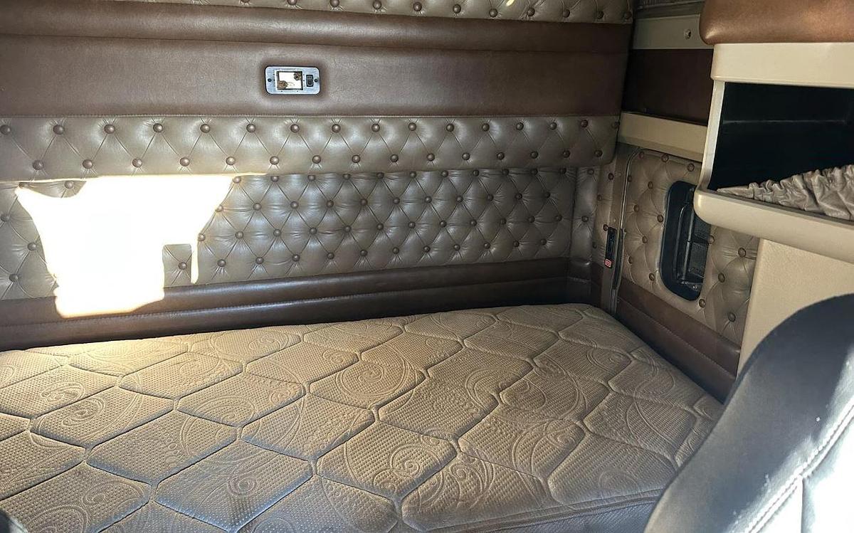 Used 1999 KENWORTH W900 Sleeper Semi Truck