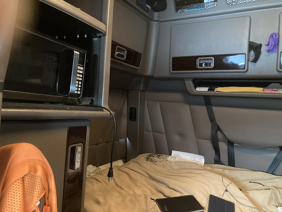 Used 2013 Peterbilt 389 Conventional Sleeper Semi