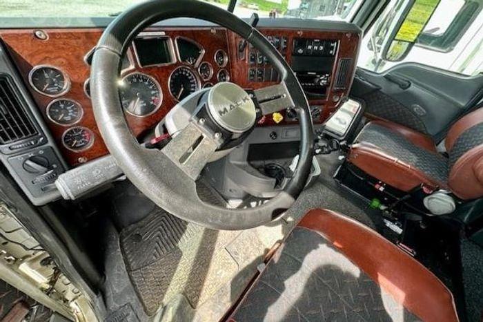 Used 2015 Mack Pinnacle CXU613