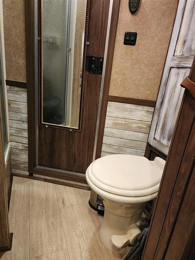 Used 2019 Lakota 7209 2 Horse Trailer with Living Quarters