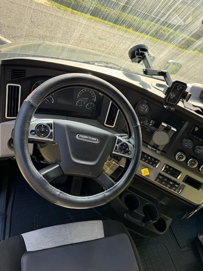 Used 2020 Freightliner Cascadia 125