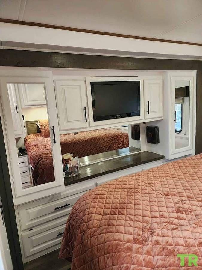 Used 2014 Thor Motor Coach Challenger 37KT