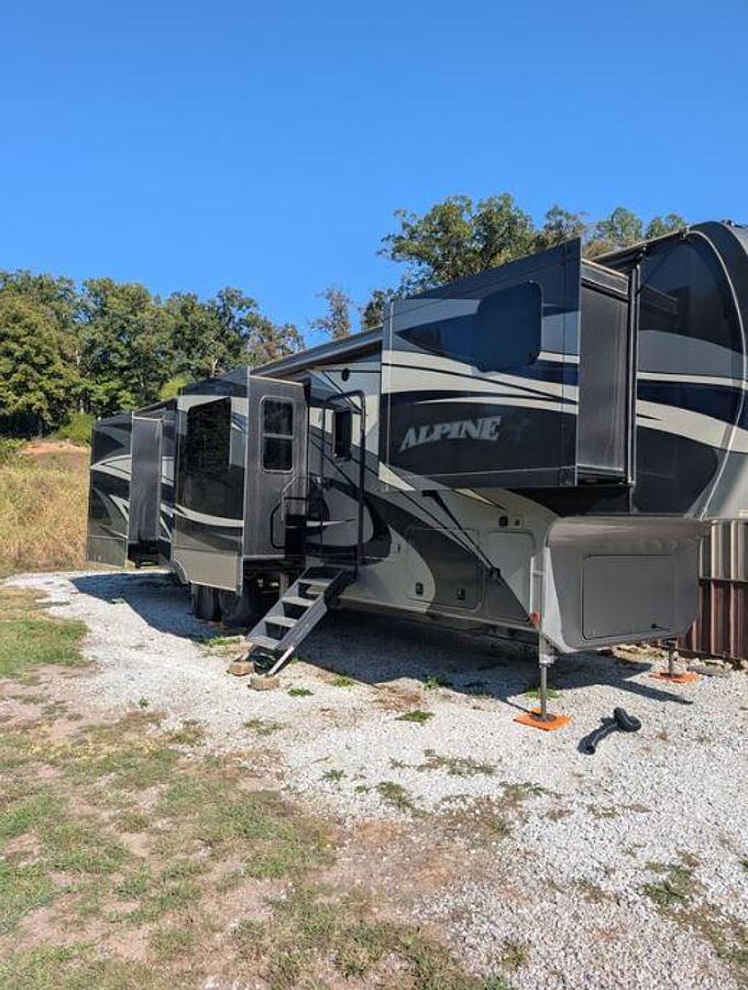 Used 2019 Keystone Alpine 3800FK
