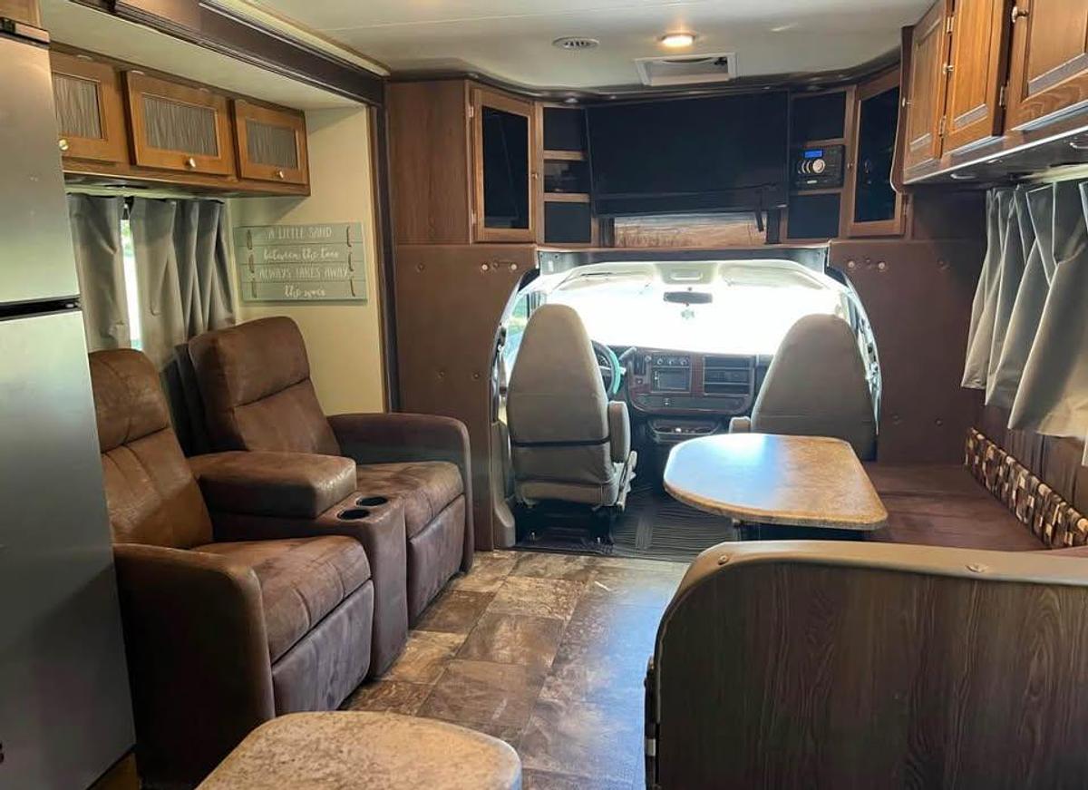Used 2015 Coachmen Leprechaun 260DS