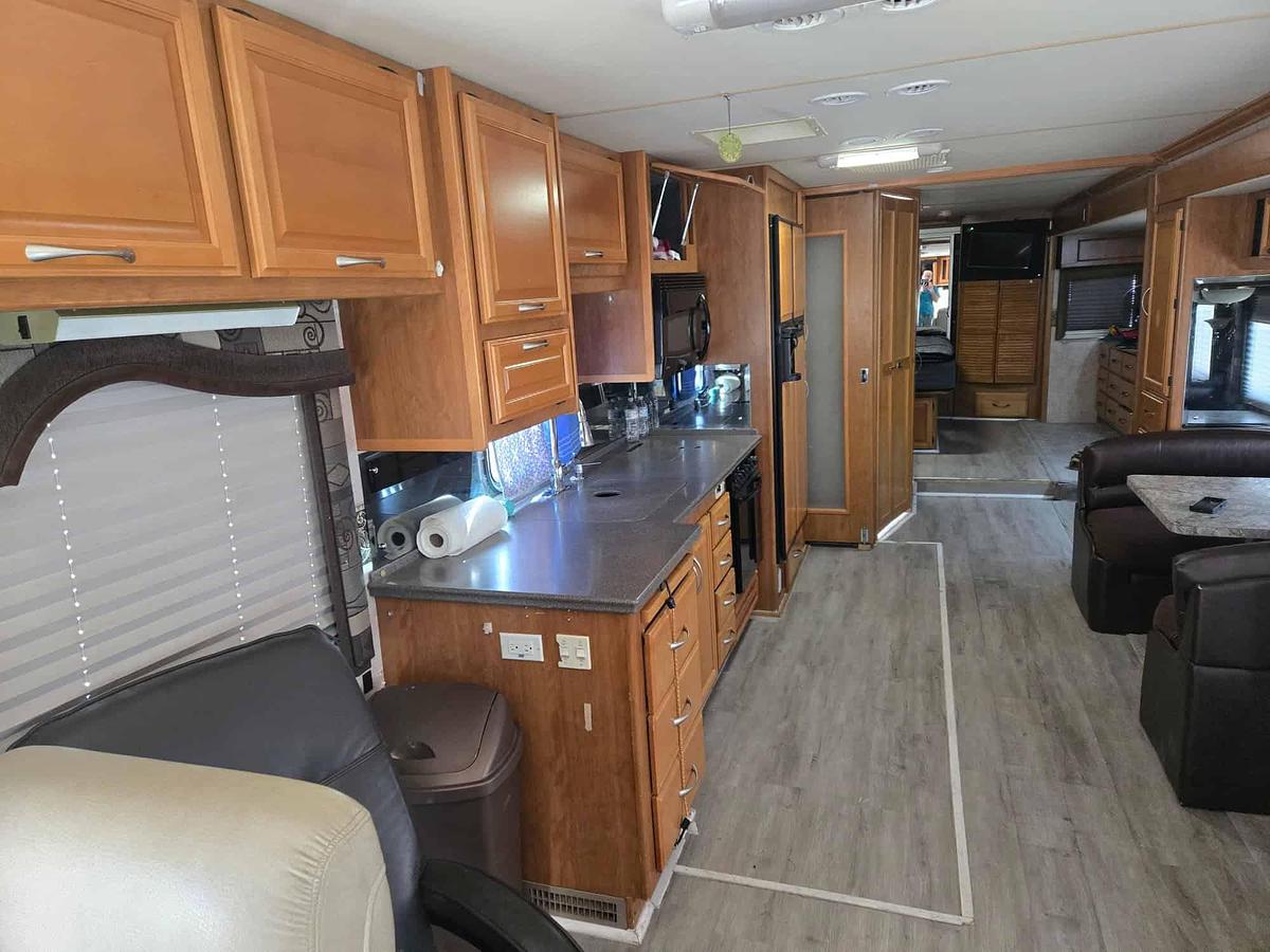 Used 2006 Fleetwood Discovery 39V