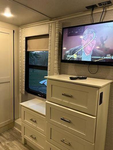 Used 2021 Vanleigh Vilano 320GK and 2017 Dodge RAM 3500