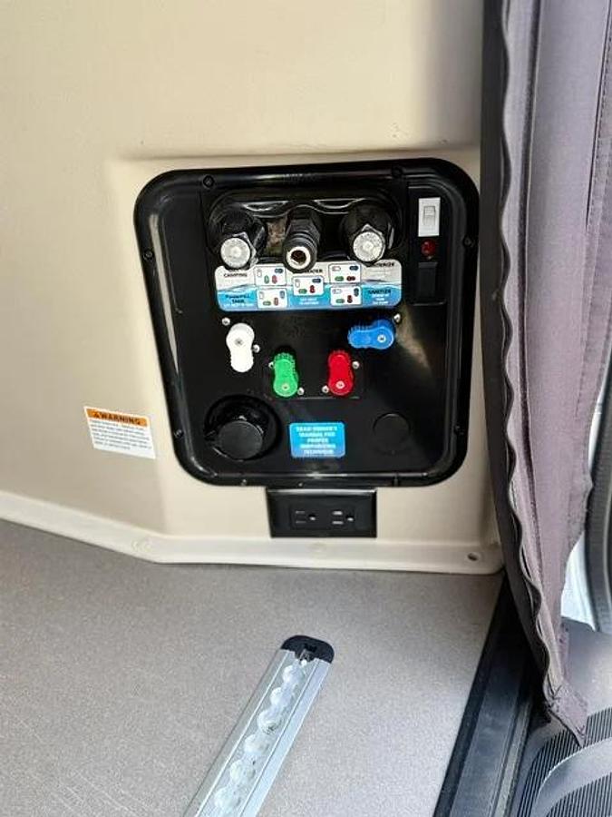 Used 2022 Entegra Launch 19y