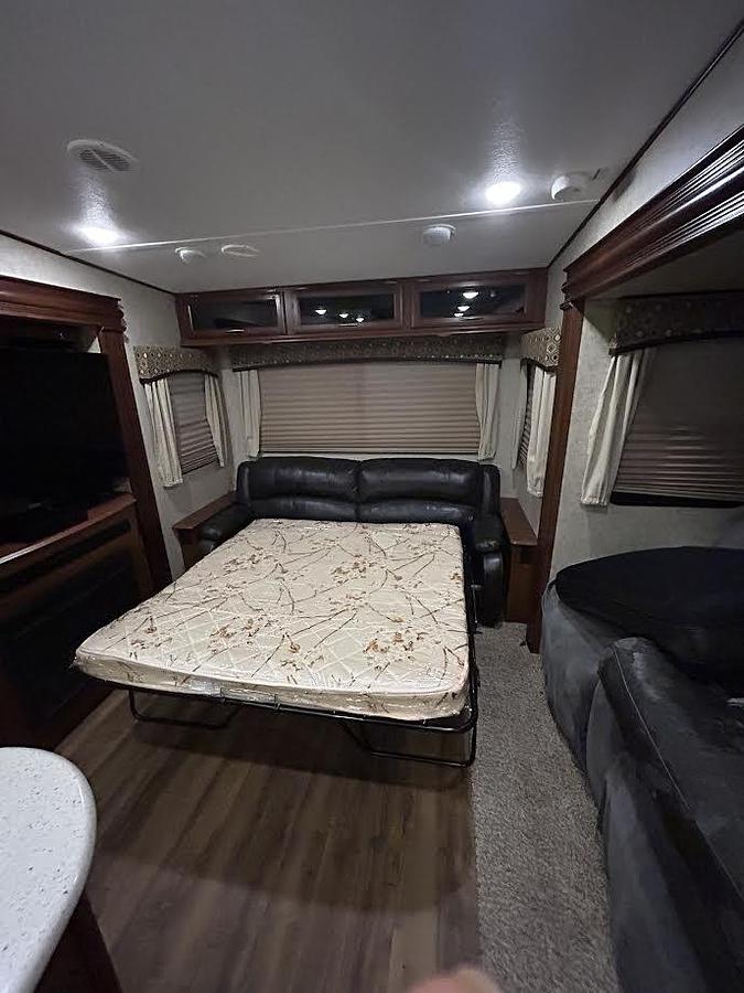 Used 2017 Forest River Wildcat 29RLX Fifth Wheel