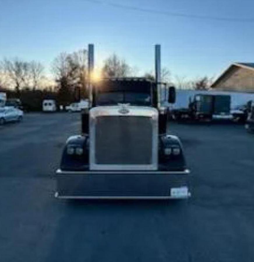 Used 2022 Peterbilt 389 Sleeper Semi Truck