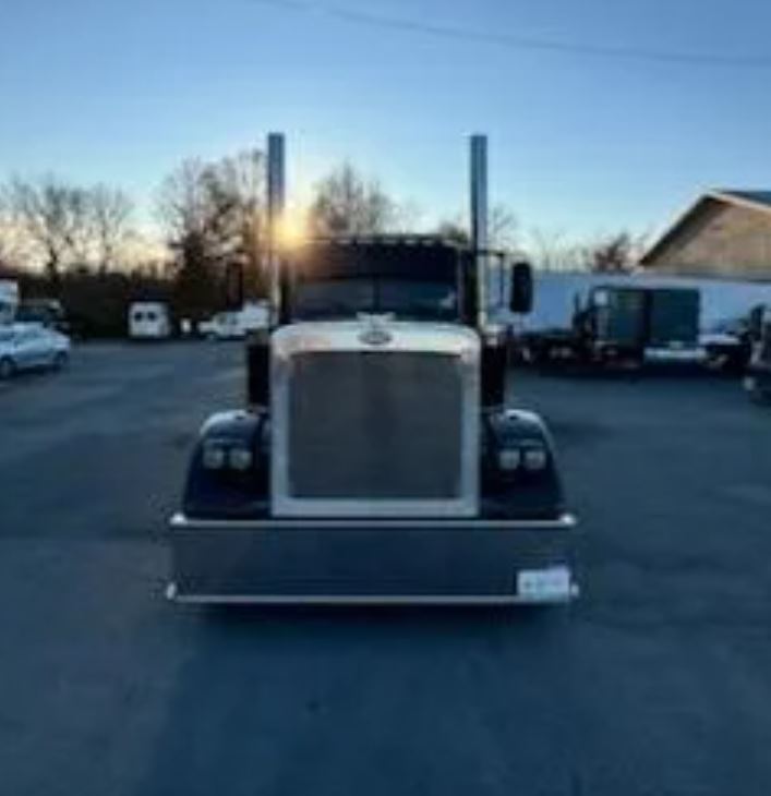 Used 2022 Peterbilt 389 Sleeper Semi Truck