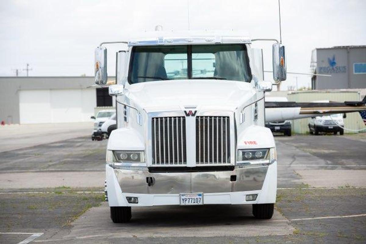 Used 2018 Western Star Sleeper Semi Truck