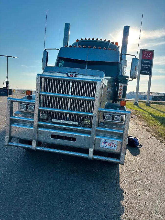 Used 2022 Western Star 4900SF Conventional Sleeper Semi