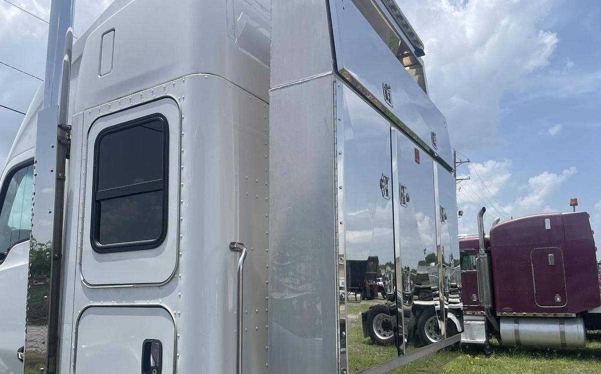 Used 2015 Kenworth T880 Sleeper Semi Truck