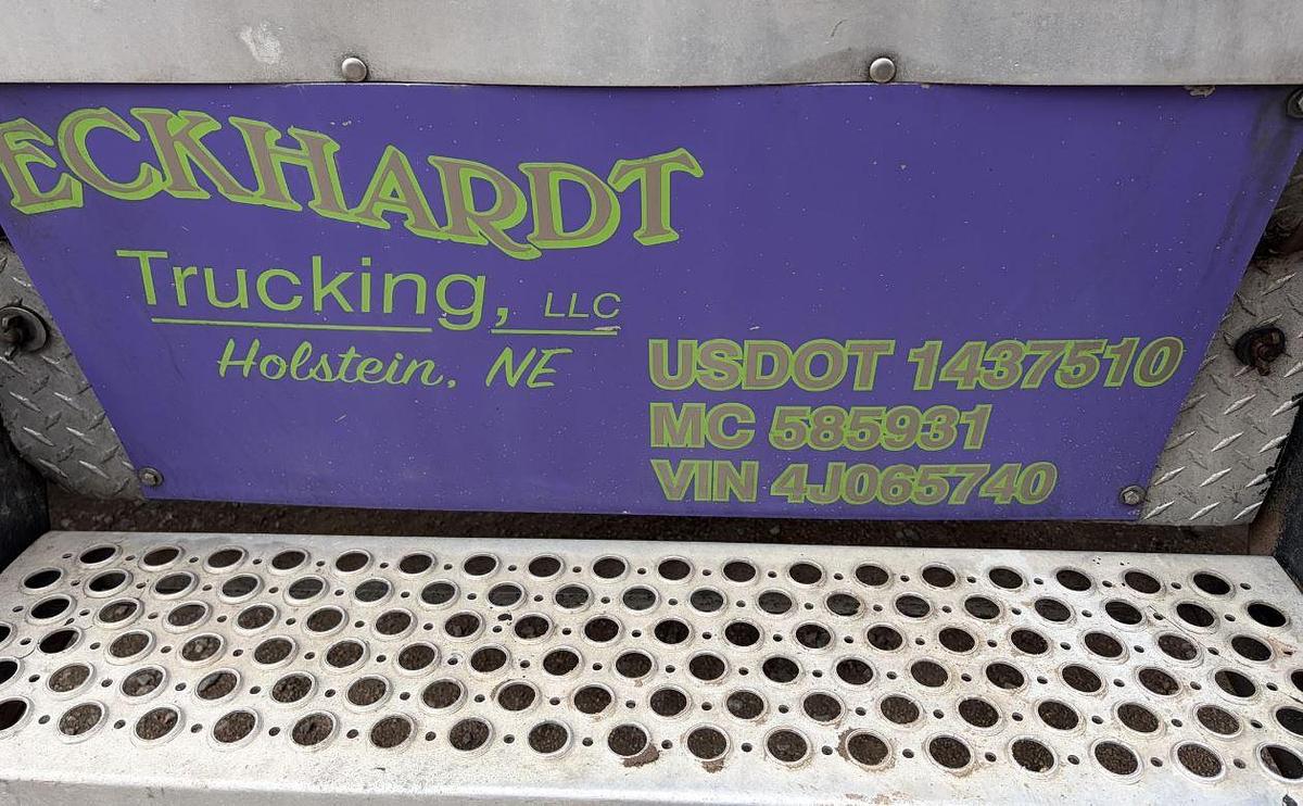 Used 2005 KENWORTH W900L Conventional Sleeper Semi Truck