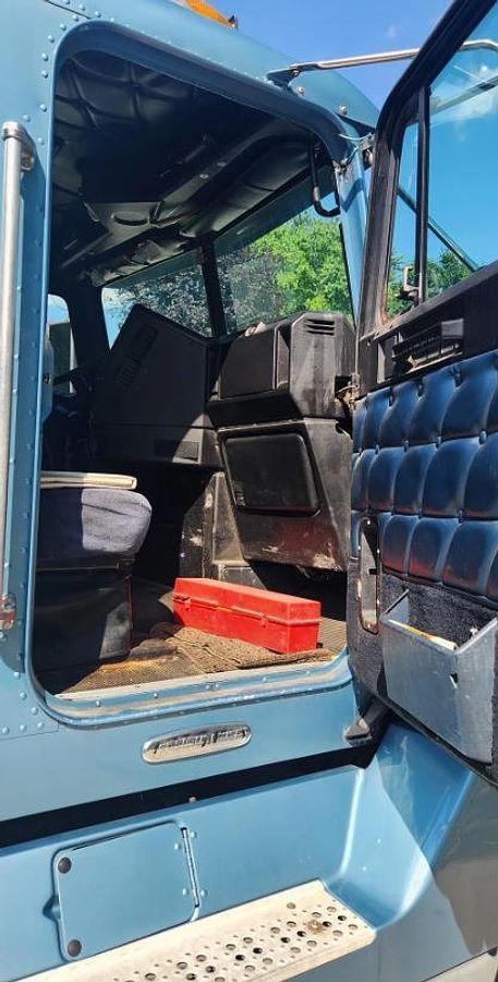 Used 1999 FREIGHTLINER FLD120 Conventional Sleeper Semi