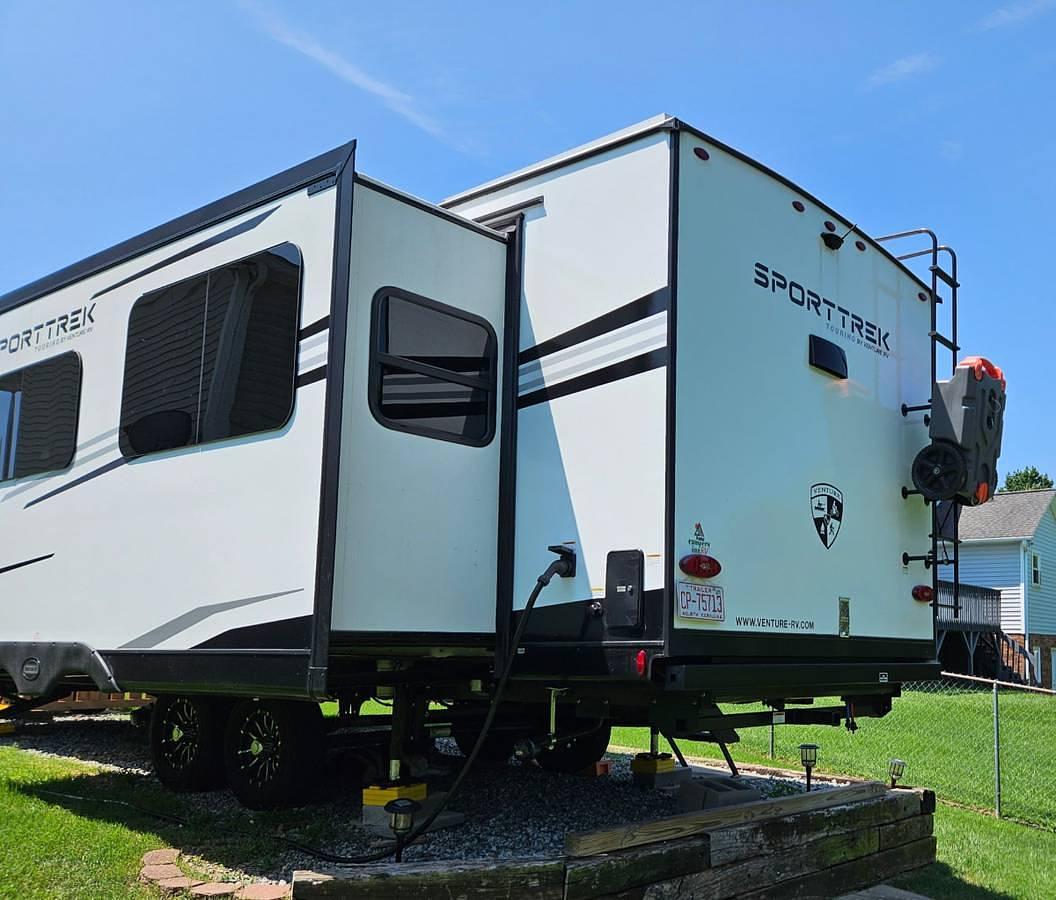 Used 2025 Venture Sportrek