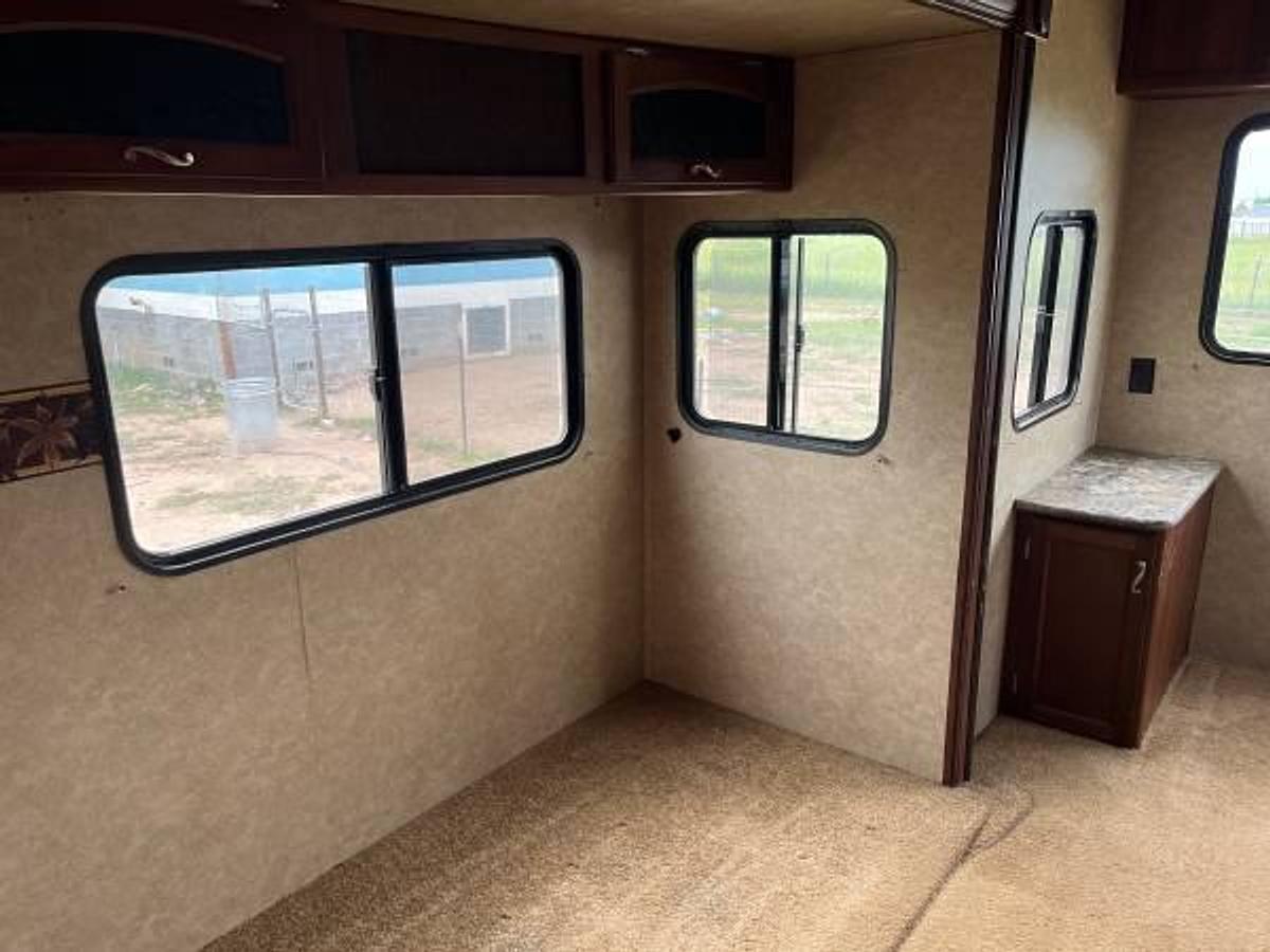 Used 2015 Primetime Avenger 33rsd