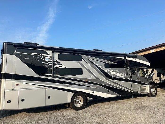 Used 2023 Jayco Seneca 37L.