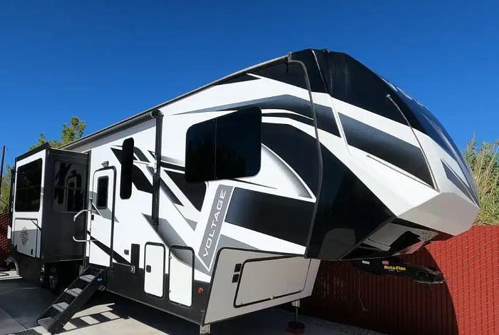 Used 2020 Dutchmen Voltage 3635