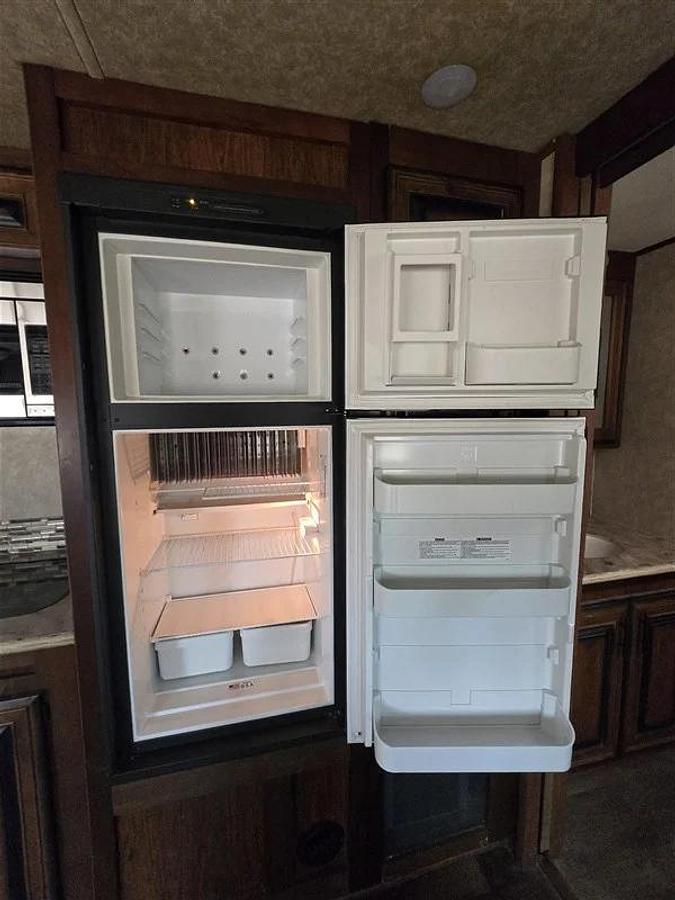 Used 2016 Bison Premier Coach 3 Horse
